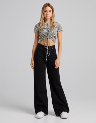 Bershka - Jeans im Stil der 90er mit super weitem Bein in Schwarz