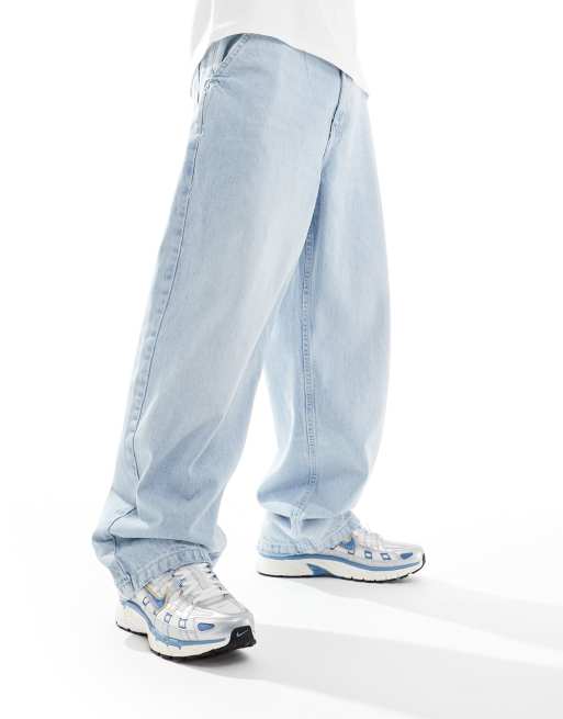 Bershka – Jeans in Hellblau mit Skater-Schnitt