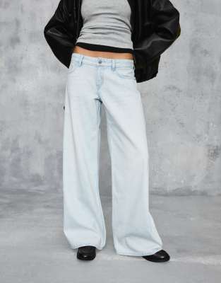 Bershka - Jeans in Hellblau mit weitem Bein und niedrigem Bund