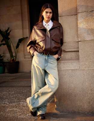 Bershka - Jeans in Mittelblau mit Rissen und sehr weitem Bein