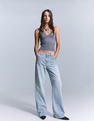 Bershka - Jeans in Mittelblau mit weitem Bein, geradem Schnitt und Strassverzierung