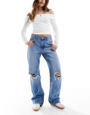 Bershka - Jeans in Mittelblau mit zerrissenem Knie und weitem Bein