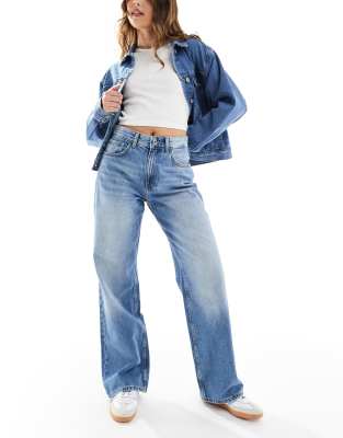 Bershka - Jeans in verwaschenem Hellblau mit hohem Bund und weitem Bein