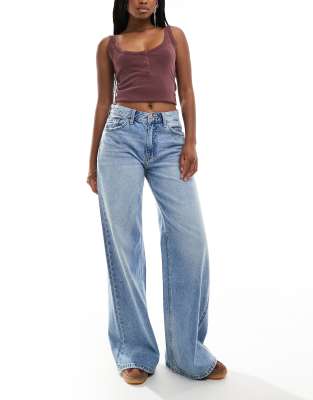 Bershka - Jeans in verwaschenem Hellblau mit hohem Bund und weitem Bein