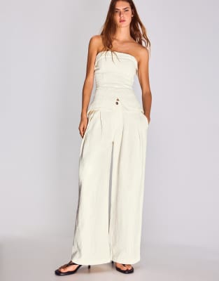 Bershka - Jeans in Weiß mit Abnähern, weitem Bein und niedrigem Bund