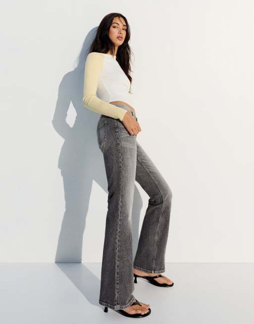 Bershka jeans med låg midja, smal passform och bootcut i ljusgrått, 2 av 5