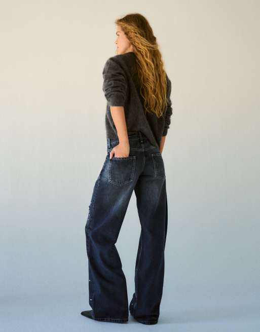 Bershka jeans met lage taille, rechte pijpen, gescheurd en met studs in denimblauw, 3 van 5