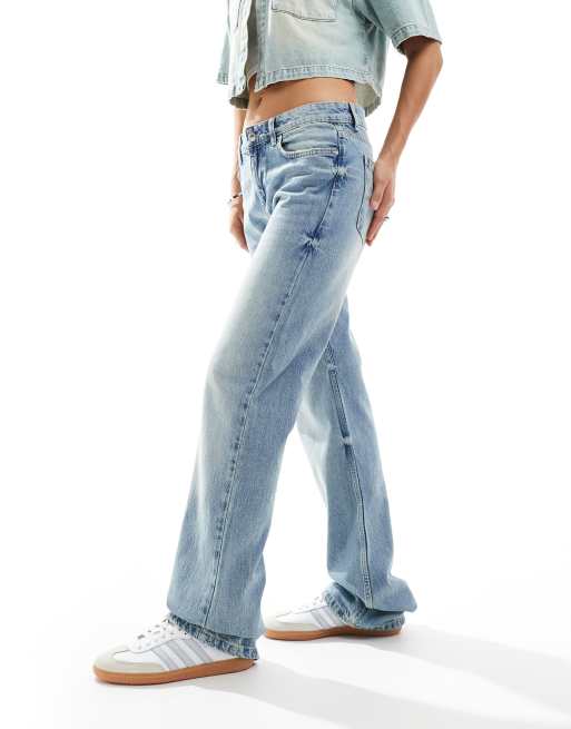 Bershka - Jeans met rechte pijpen en lage taille in lichtblauw met wassing