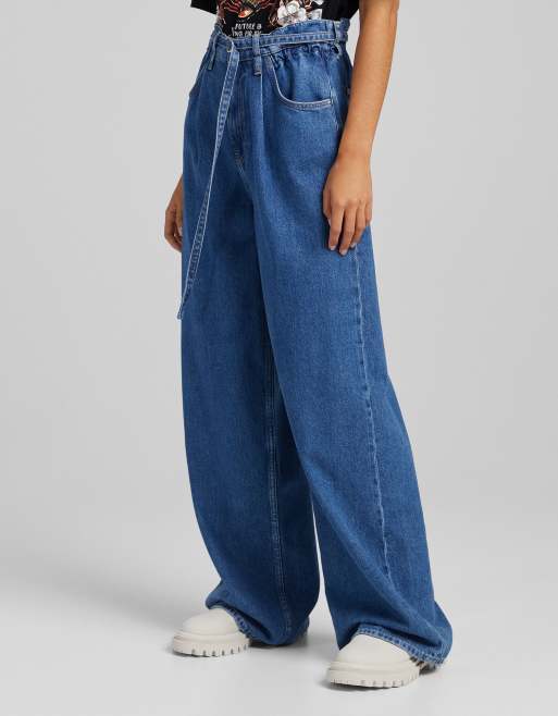 Bershka - Jeans met wijde pijpen en strikdetail in middenblauw