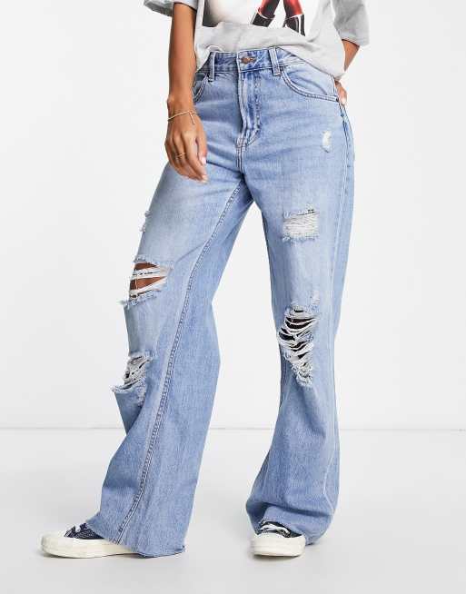 Bershka - Jeans met wijde pijpen in jaren 90-stijl met overdreven scheuren in middenblauw