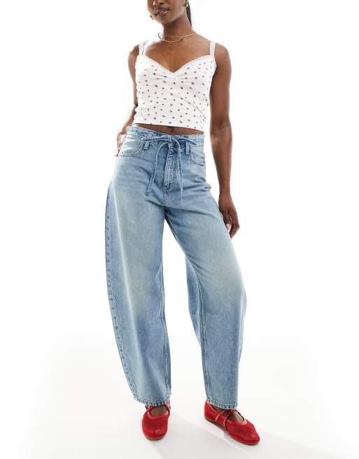 Bershka - Jeans met wijde ronde pijpen en gestrikte voorkant in mid-wash