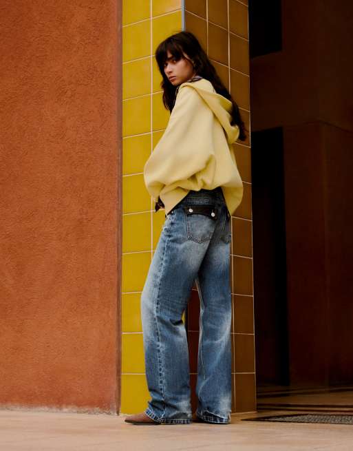 Bershka Jeans mit Details in Lederoptik in Denimblau, 3 von 5