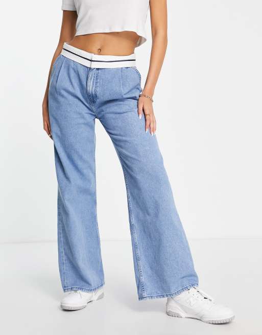 Bershka – Jeans mit geradem Bein in Mittelblau