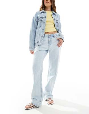 Bershka - Jeans mit geradem Bein in superheller blauer Waschung