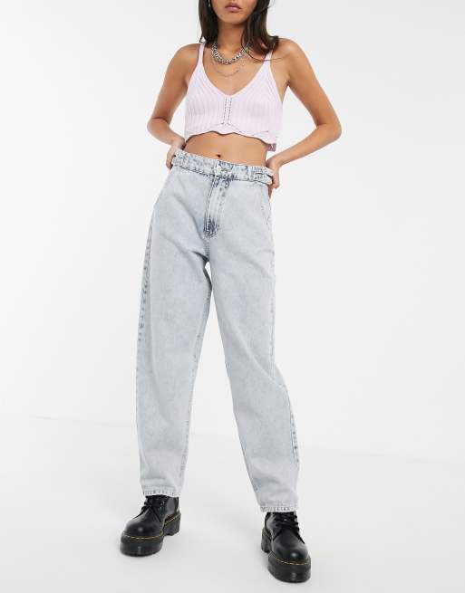 Bershka – Jeans mit Gürtel in Blau