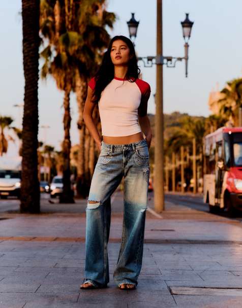 Bershka Jeans mit mittlerer Bundhöhe, geradem Bein und Nieten in Mittelblau - view 1