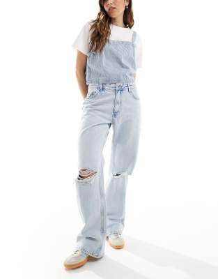 Bershka - Jeans mit weitem Bein und Knierissen in superheller Waschung-Blau