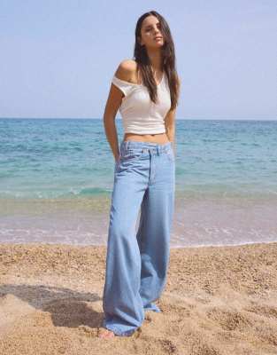 Bershka - Jeans mit weitem Schnitt in Mittelblau