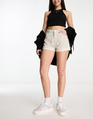 Bershka - Jeans-Shorts in gestreiftem Ecru mit hohem Bund-Weiß