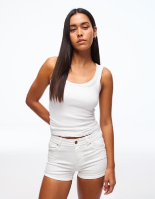 Bershka - Jeans-Shorts in Weiß mit Umschlag