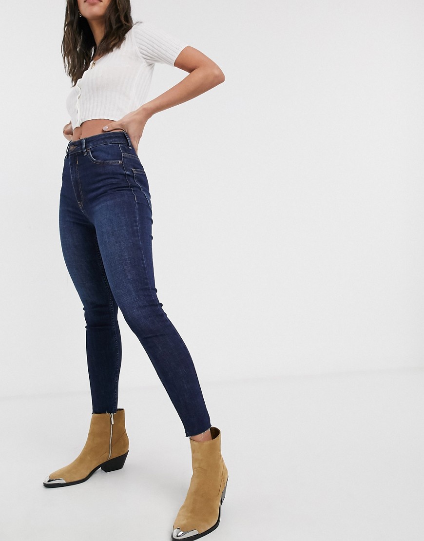 Bershka - Jeans super skinny a vita alta con fondo grezzo blu