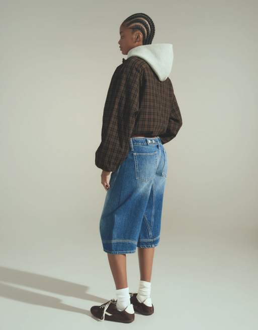 Bershka jeansjorts i bermudamodell med sömdetalj i mellanblått, 3 av 6