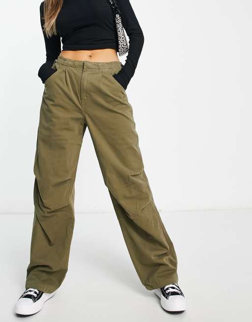 Bershka – Jeansowe bojówki z kontrastowymi przeszyciami w kolorze khaki