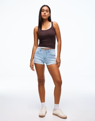 Bershka - Jeansshorts in Hellblau mit Umschlag