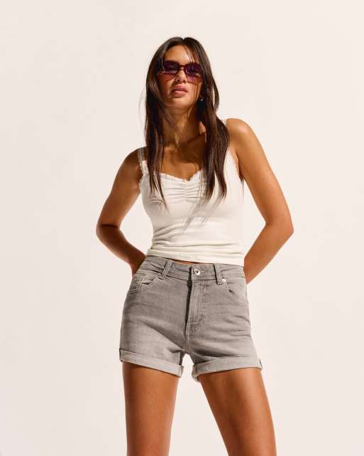 Bershka – Jeansshorts in Hellgrau mit aufgerolltem Saum  