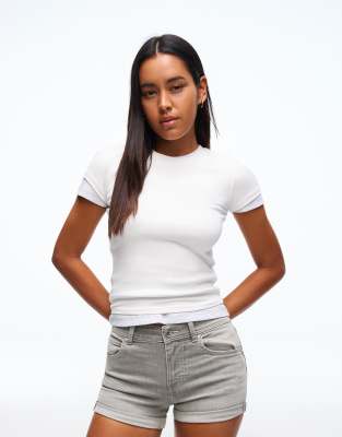 Bershka - Jeansshorts in Hellgrau mit Umschlag