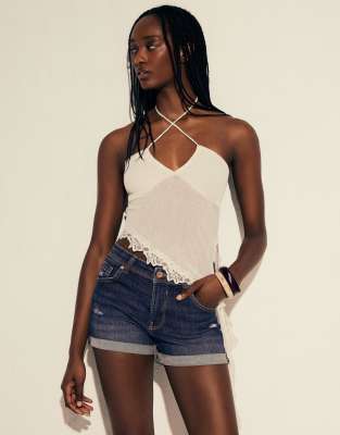 Bershka - Jeansshorts in Jeansblau mit aufgerolltem Saum