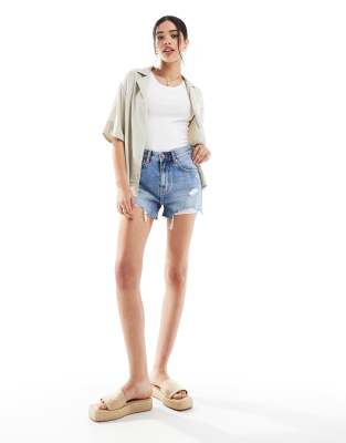 Bershka - Jeansshorts in Mittelblau mit hoher Taille und Zierrissen