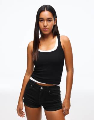 Bershka - Jeansshorts in Schwarz mit Umschlag