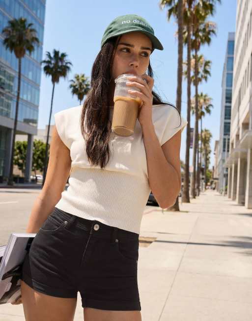 Bershka – Jeansshorts in Schwarz mit Umschlag, 2 von 4