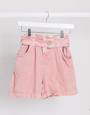 Bershka – Jeansshorts in verwaschenem Rosa mit Paperbag-Taille und Gürtel