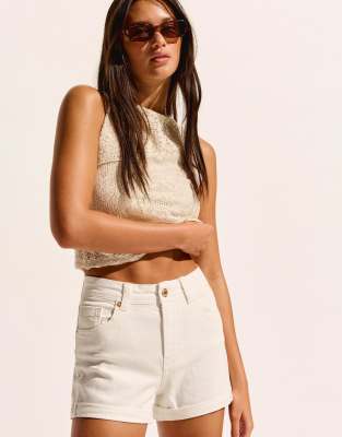 Bershka - Jeansshorts in Weiß mit aufgerolltem Saum