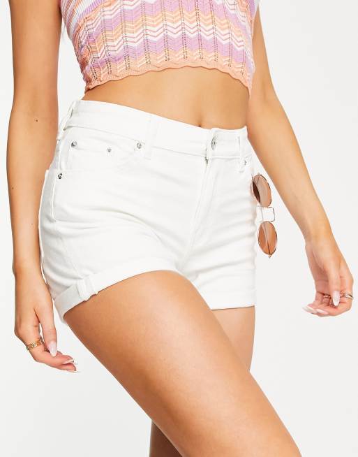 Bershka – Jeansshorts mit aufgerolltem Saum in Weiß