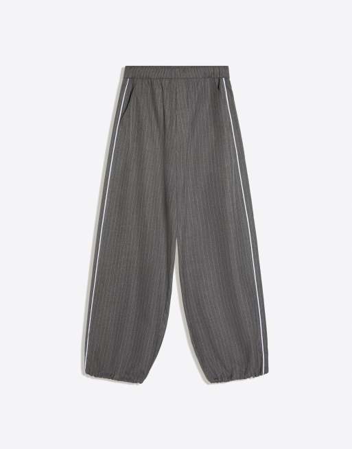 Bershka - Joggers grigio slavato con righe sottili e riga laterale, 4 di 4