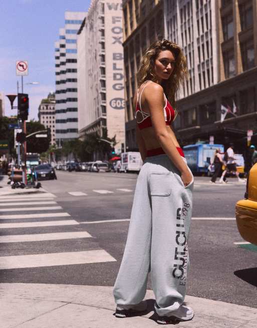 Bershka jogging en peluche à motif gris délavé, 2 de 5