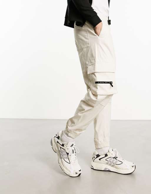Bershka - Joggingbroek met cargozakken in wit, exclusief bij ASOS 