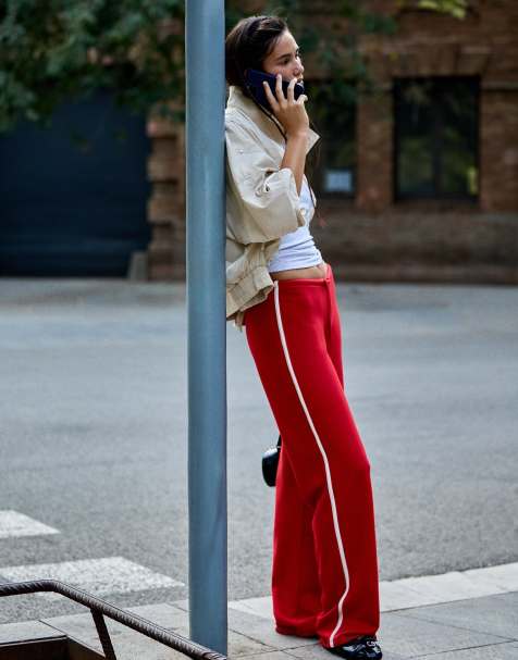 Bershka joggingbroek met contrasterende zijstreep in rood - view 1