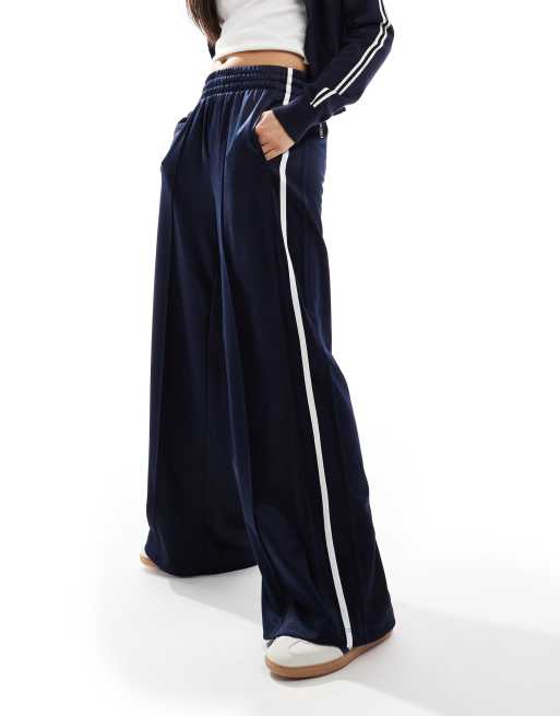Bershka - Joggingbroek met wijde pijpen en biezen in marineblauw