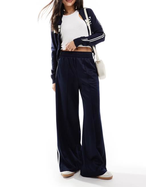 Bershka - Joggingbroek met wijde pijpen en biezen in marineblauw