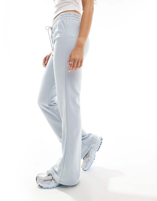 Bershka - Joggingbroek met wijde pijpen in lichtblauw