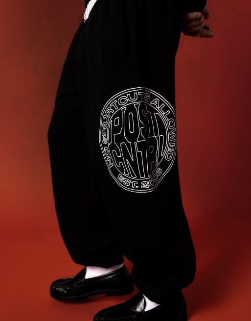 Bershka joggingbukser med print i siden i sort, 4 af 5