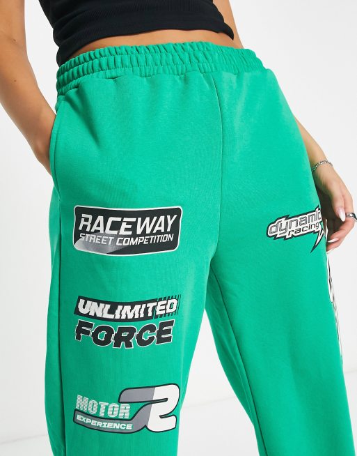 Bershka – Jogginghose in Grün mit Bündchen und Motorsport-Slogan-Details, 4 von 4
