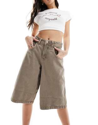 Bershka - Jorts in verwaschenem Braun mit langem, weitem Schnitt-Brown