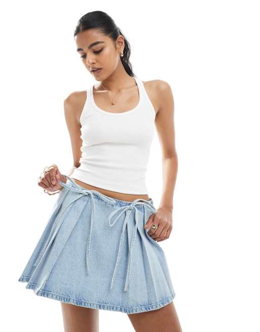 Bershka - Jupe-short en jean nouée avec liens noués sur le devant - Bleu clair