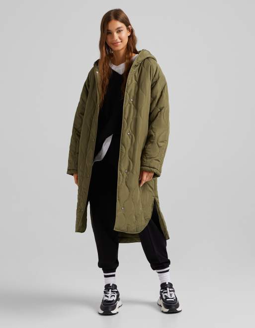 Bershka – Kakifärgad, quiltad jacka i lång modell