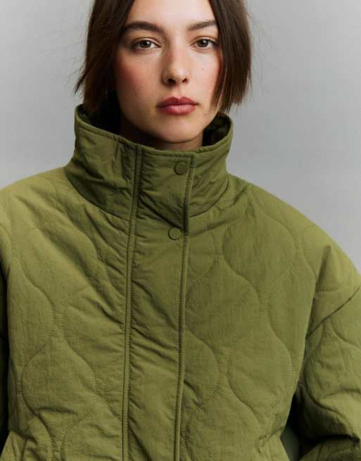 Bershka – Kakifärgad, vadderad jacka, 3 av 4